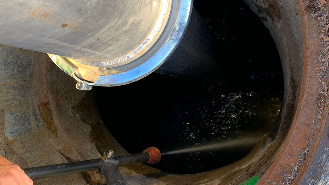 A closer look at how Lincoln Transportation and Utilities team members loosen up and clean out sediment in a hydrodynamic separator