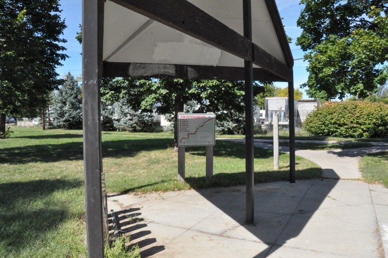 45th & Gladstone shade structure by trail sign