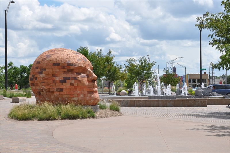 the giant brick head, Groundwater Colossus with the nearby fountain in the background