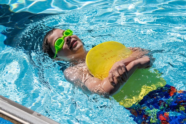 2024-swimmer-kickboard.jpg